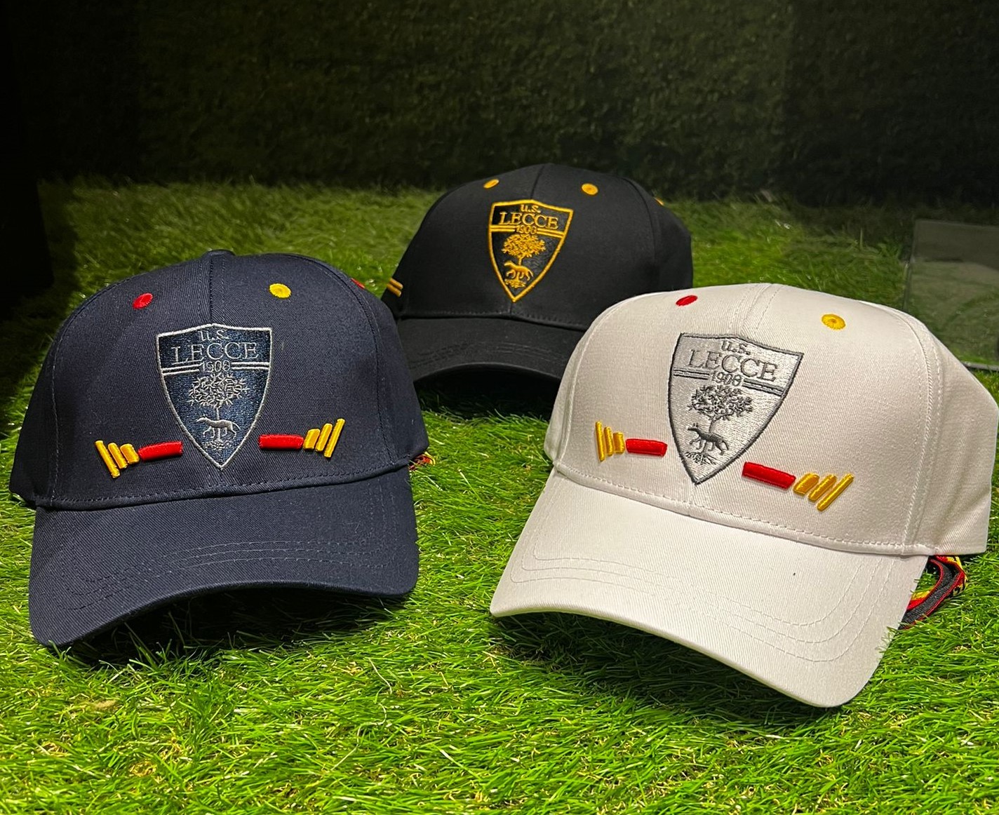 M908 – CAPPELLO VISIERA ADULTO O BAMBINO SCUDETTO – NERO BIANCO BLU ROSSO